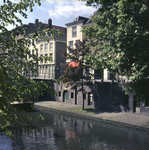 859555 Gezicht op de Oudegracht te Utrecht, met de ingang naar de Jacobskerksteeg.